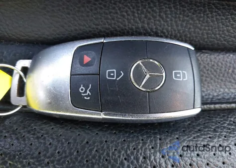 2020 Mercedes-Benz C 300 z USA, uszkodzony, nr VIN 55SWF8DB1LU323688